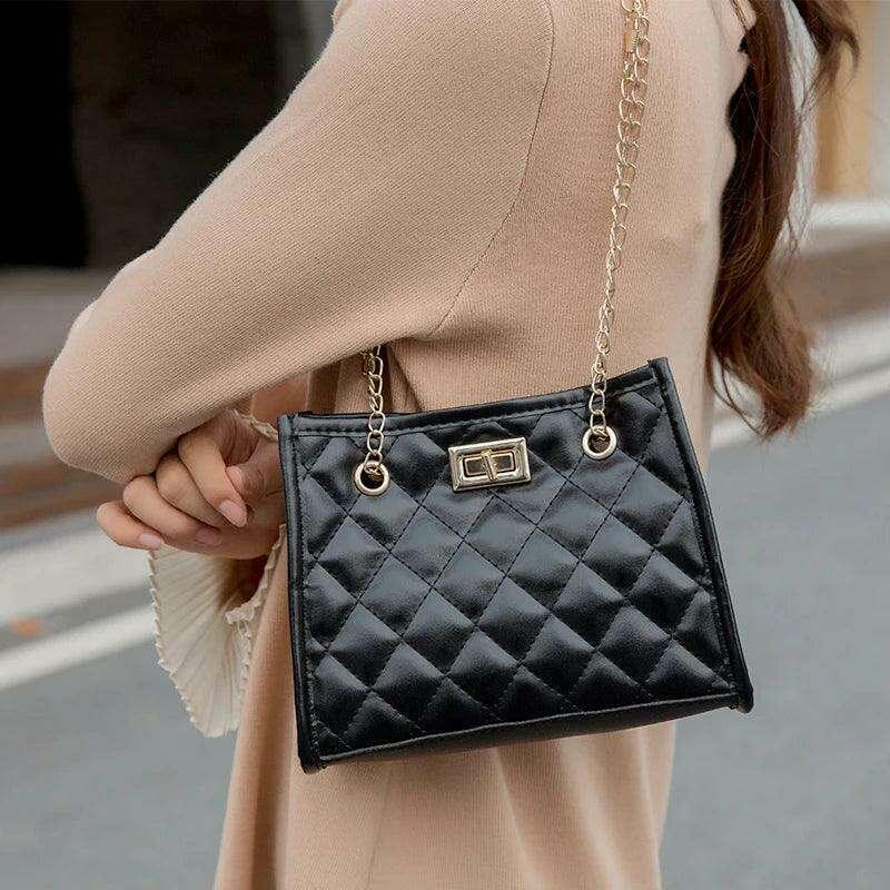 Quilted bag with metal chain