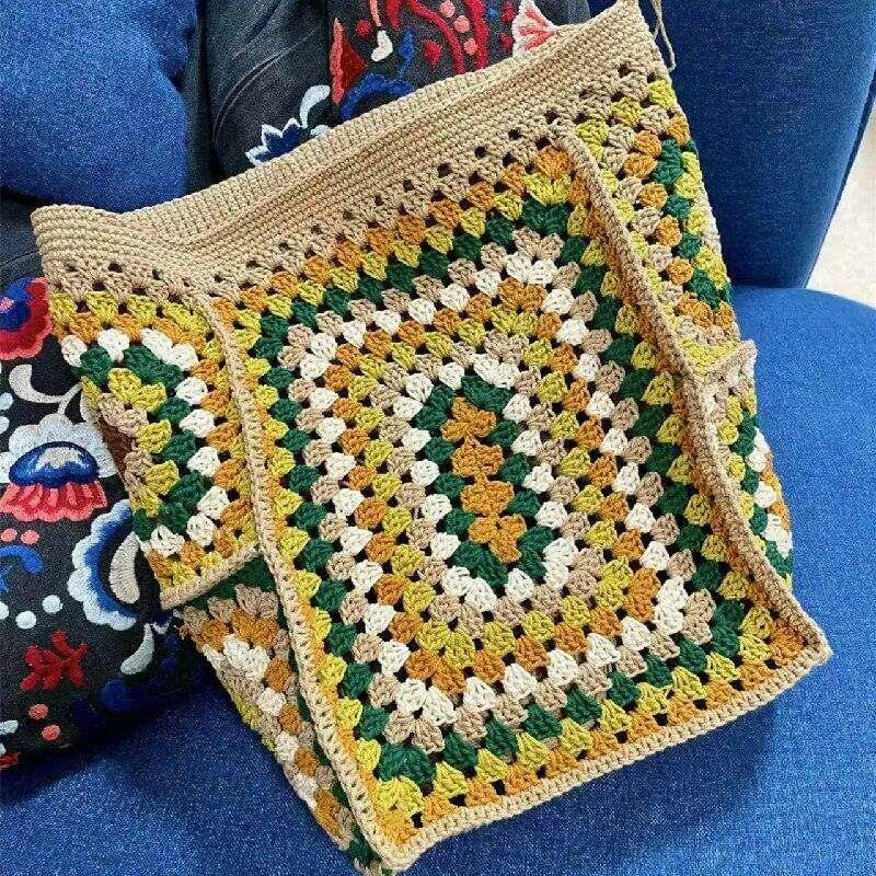 Handmade knitted shoulder bag – a fashionable and unique bag with a vintage touch 