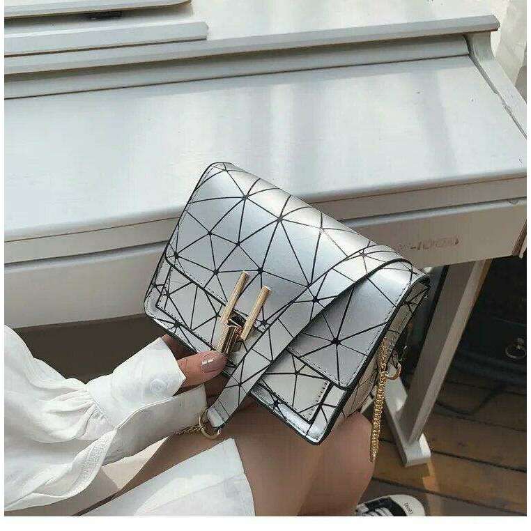 תיק ערב לנשים בעיצוב גיאומטרי זוהר