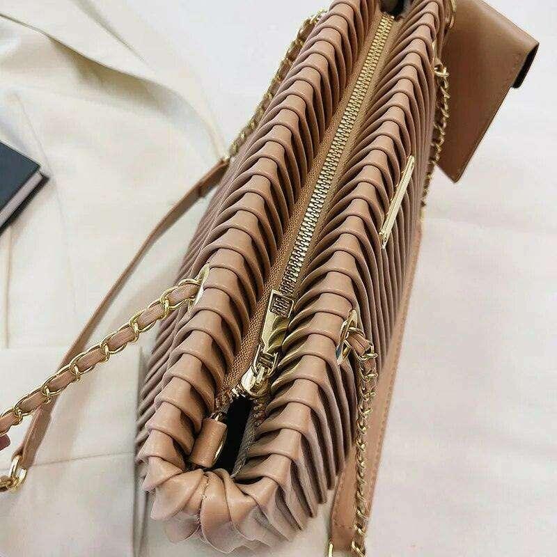 תיק צד קלאסי לנשים עם עיצוב קפלים ושרשרת אלגנטית