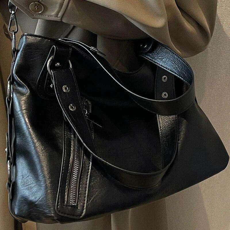 Black leather bag for women – elegant and versatile design