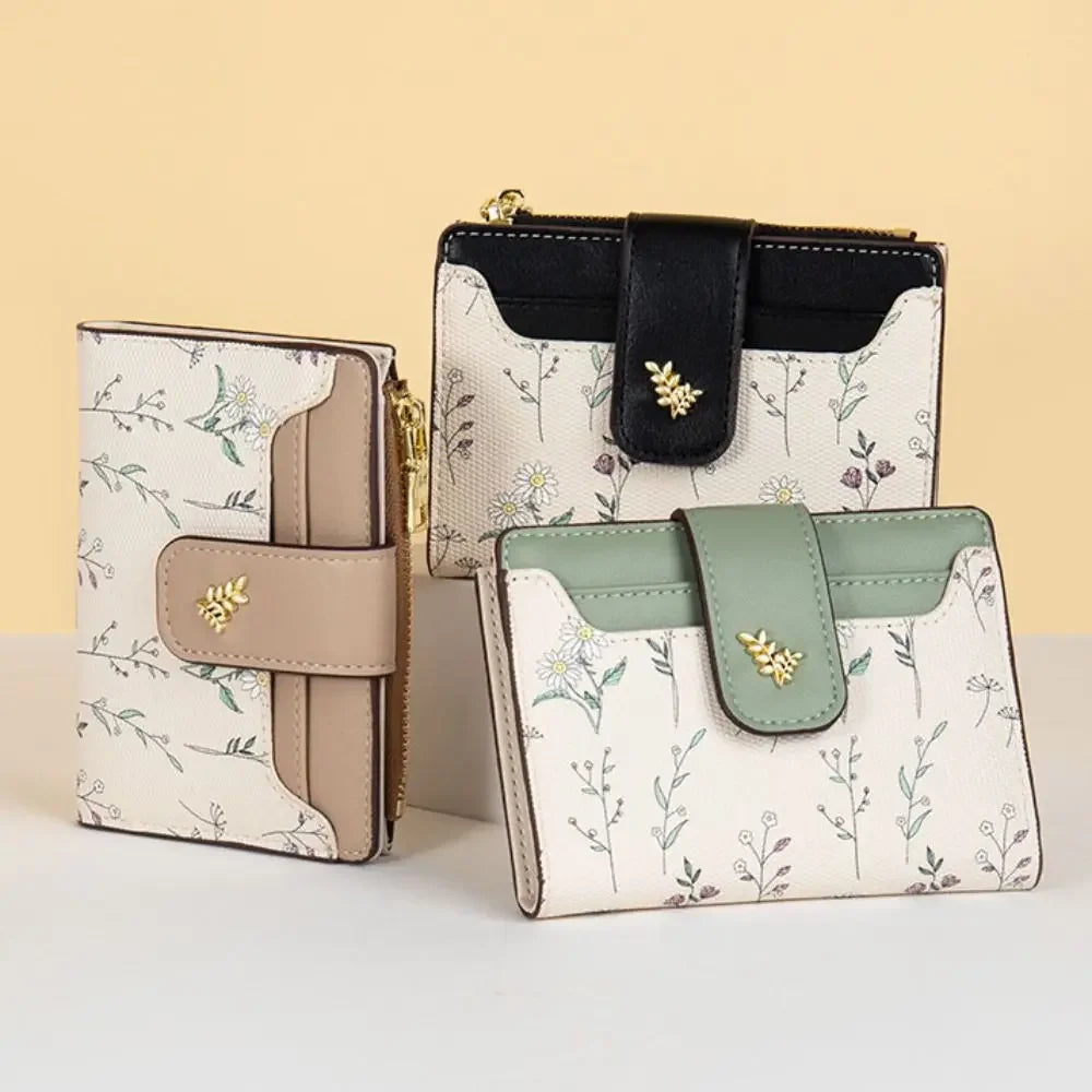 ארנק נשי קצר עם הדפס פרחוני – שילוב של סטייל ופונקציונליות