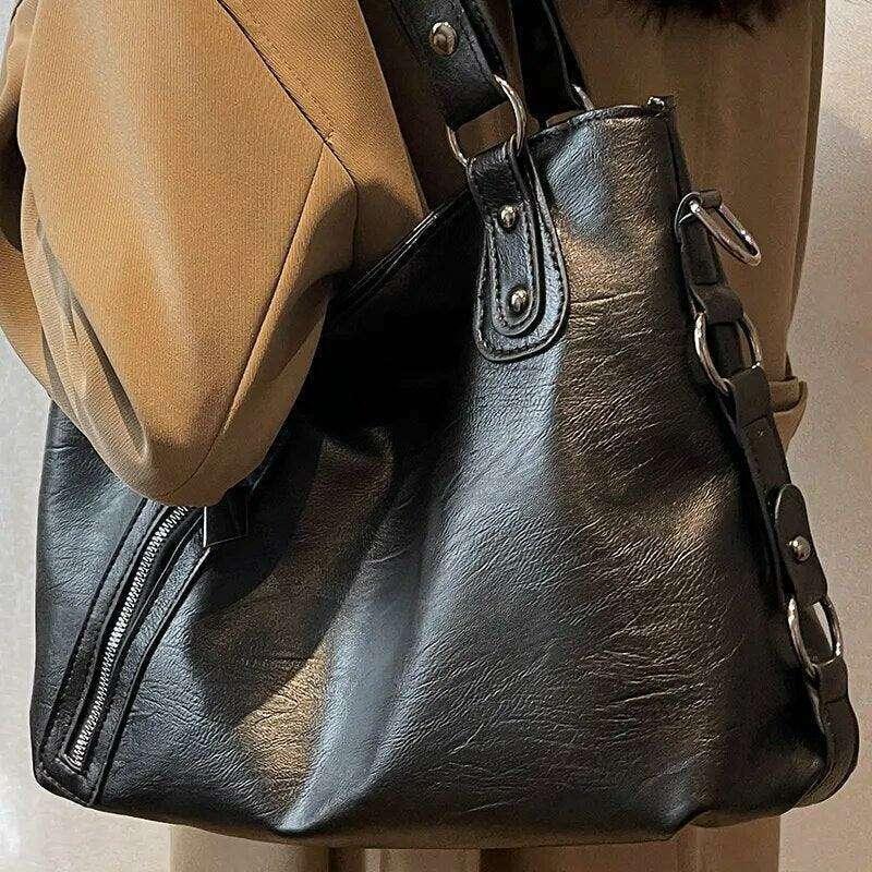 Black leather bag for women – elegant and versatile design