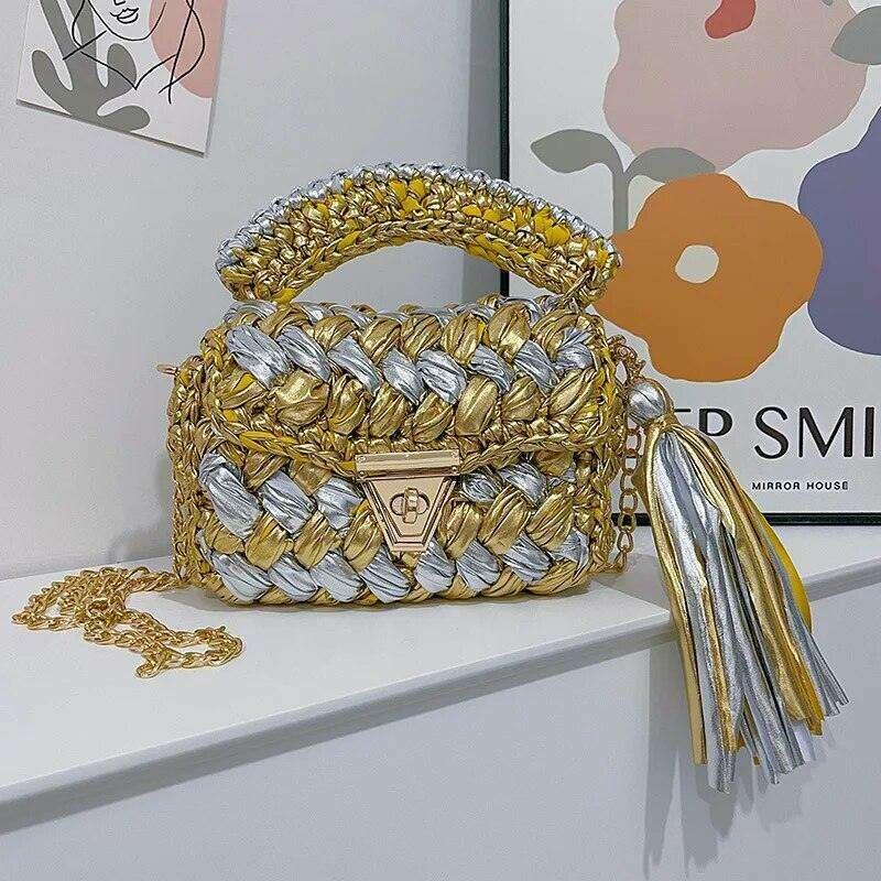 Knitted shoulder bag with a luxurious design