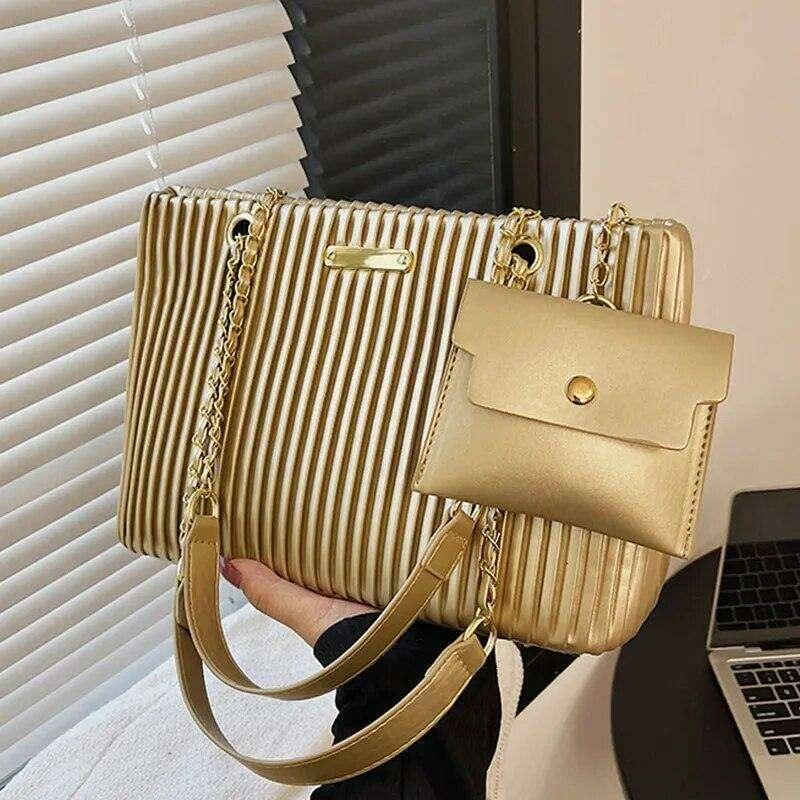 תיק צד קלאסי לנשים עם עיצוב קפלים ושרשרת אלגנטית