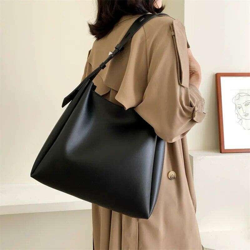 A classic and modern women's bag with a minimalist design 