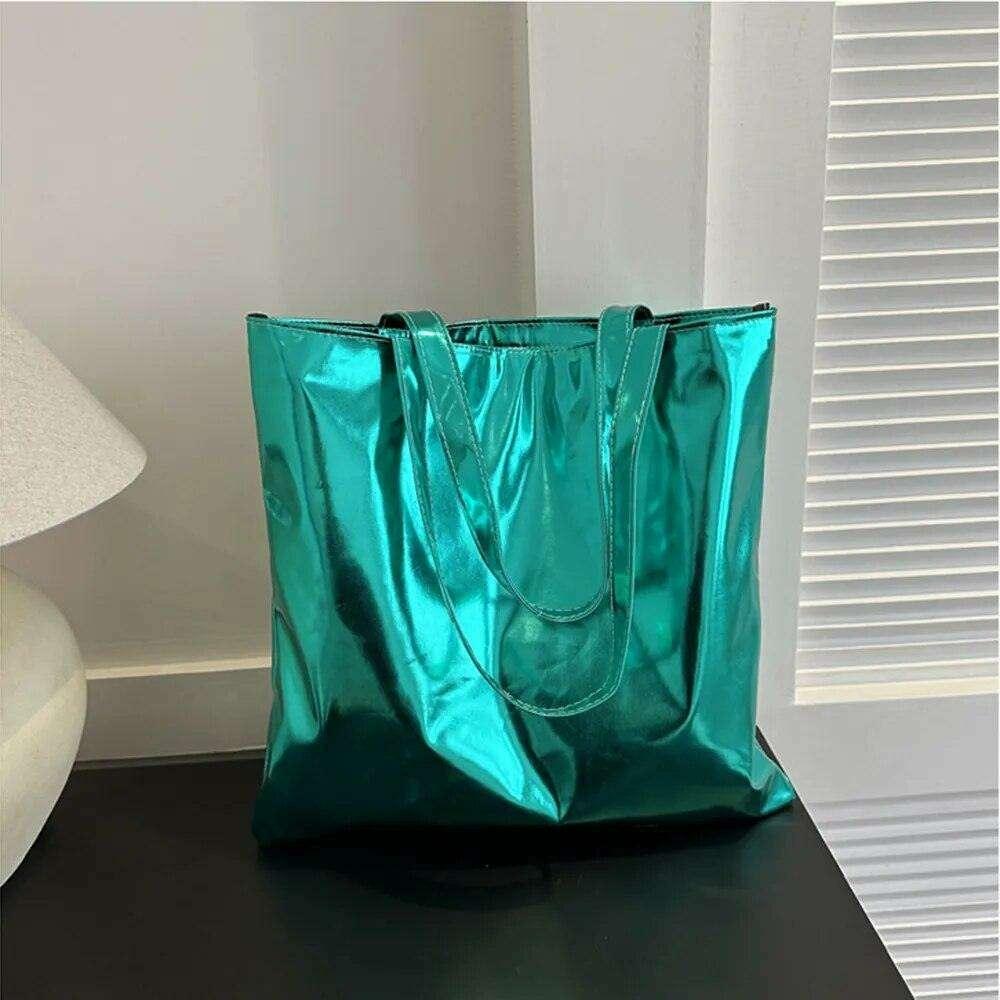 Shiny women's bag in metallic colors