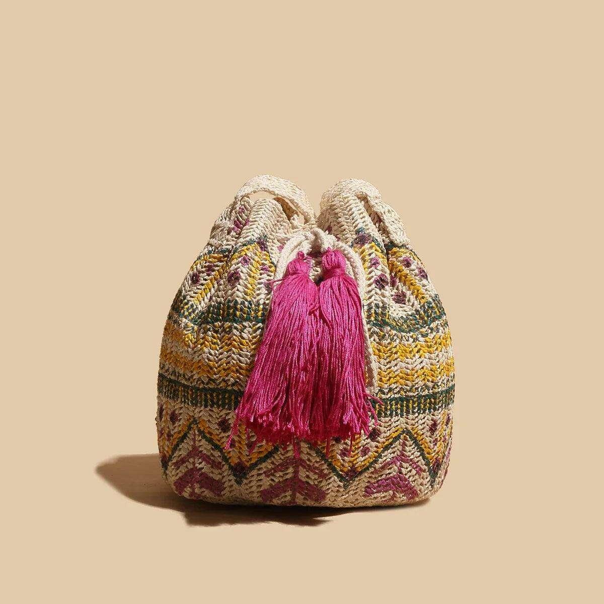 תיק שק קש עם דוגמאות אתניות וגדילים מעוצבים