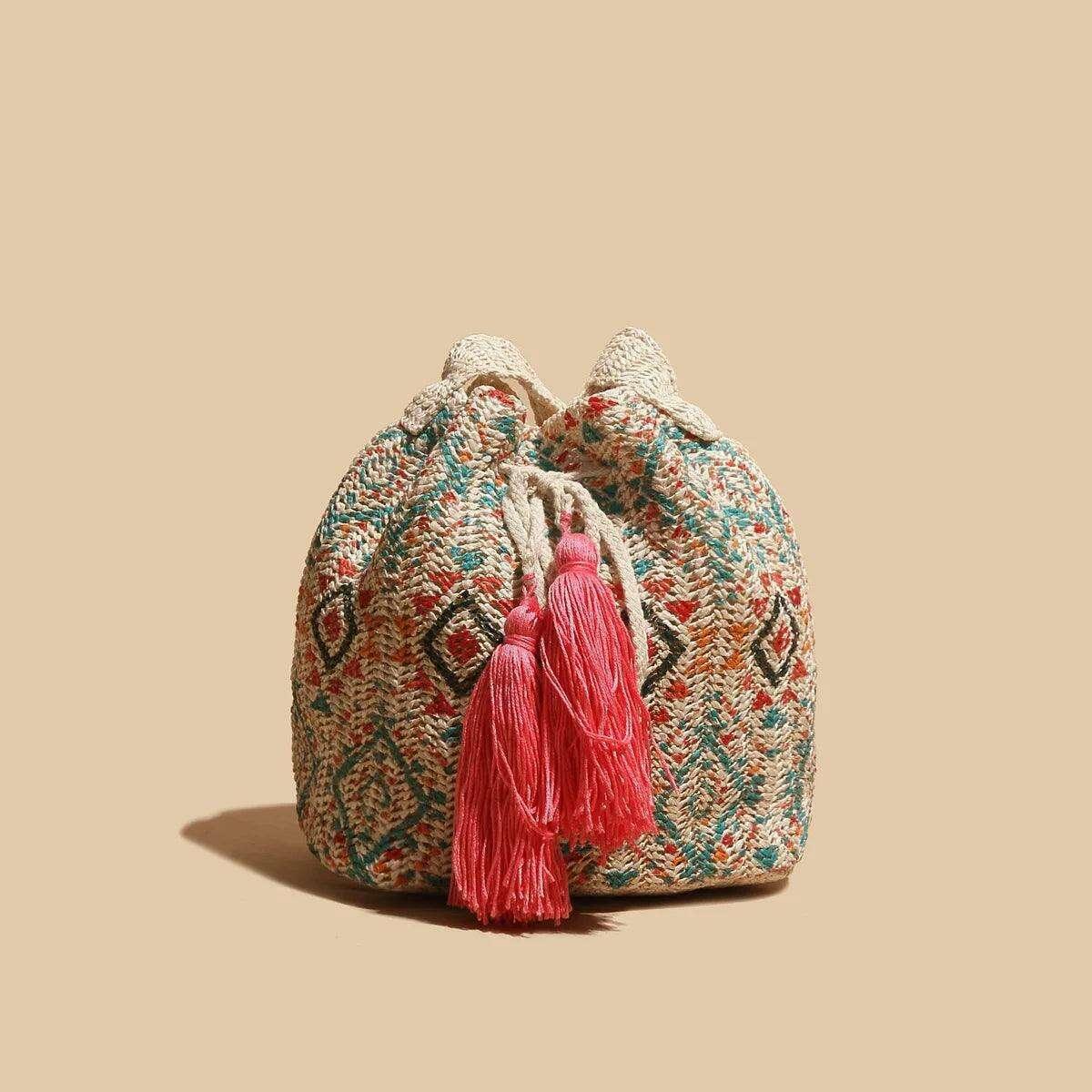 תיק שק קש עם דוגמאות אתניות וגדילים מעוצבים