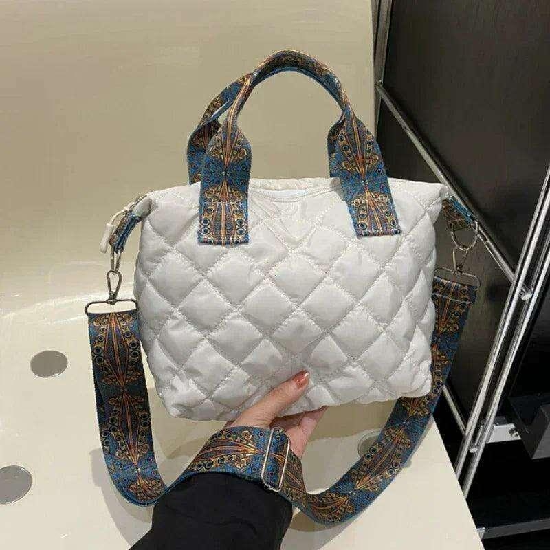 תיק כתף מרופד עם רצועות מעוצבות