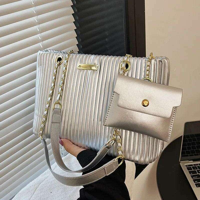 תיק צד קלאסי לנשים עם עיצוב קפלים ושרשרת אלגנטית