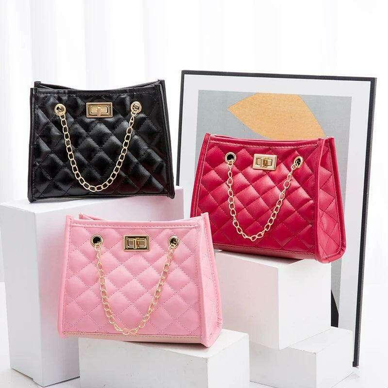 Quilted bag with metal chain