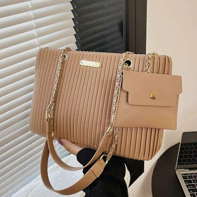 תיק צד קלאסי לנשים עם עיצוב קפלים ושרשרת אלגנטית