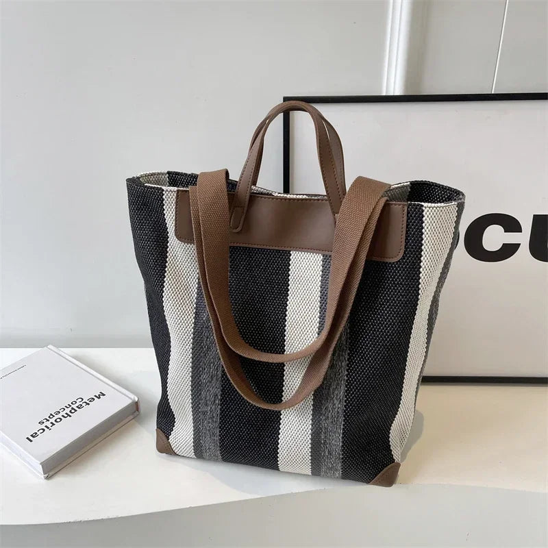 Striped canvas bag for women – a fashionable and comfortable shoulder bag for everyday use