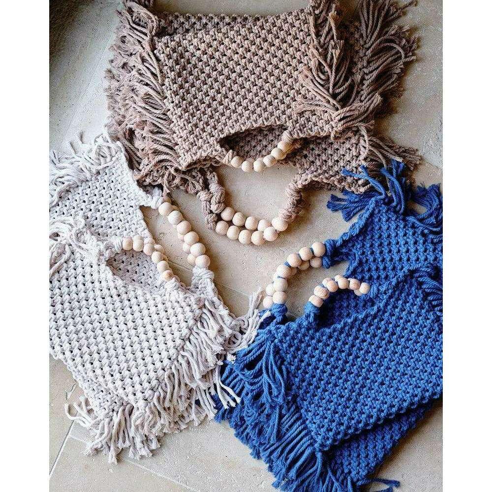 Knitted bag with wooden handles and bohemian touches