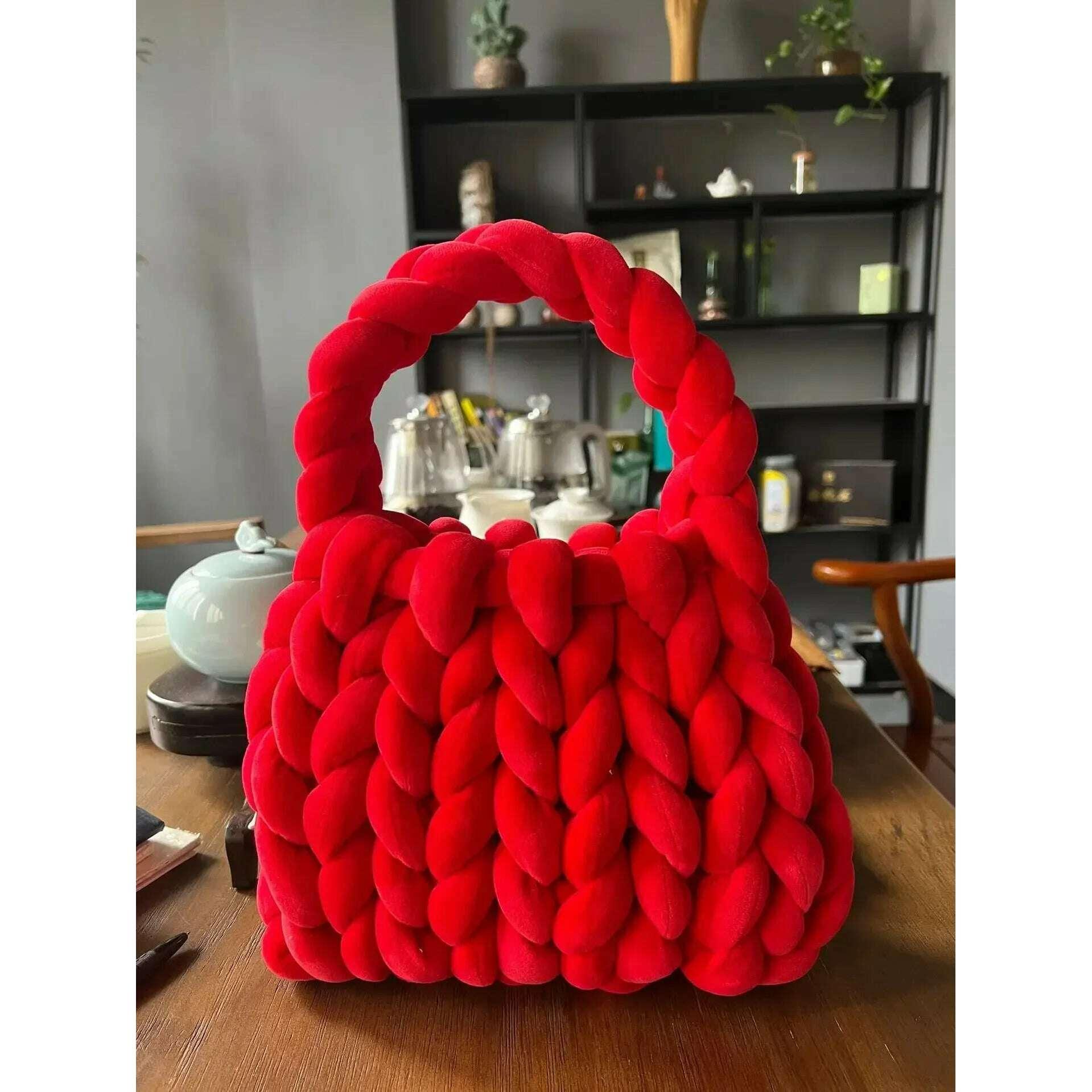 Coarse knitted shoulder bag