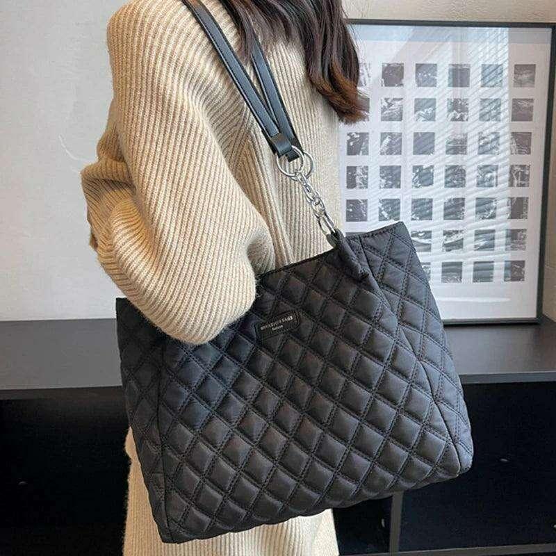 Luxuriously designed padded shoulder bag for women