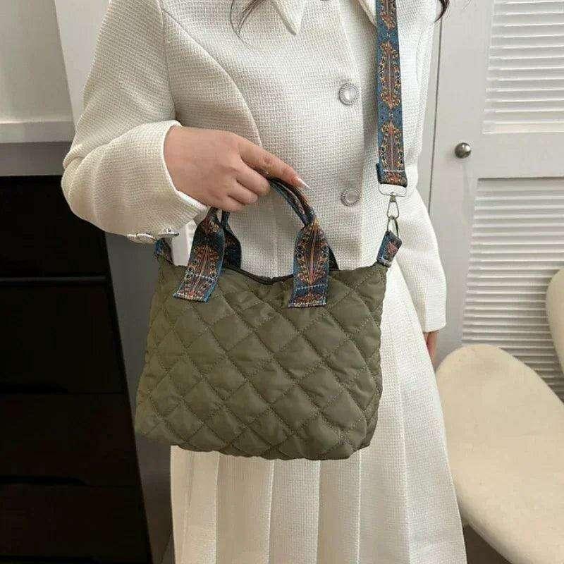 תיק כתף מרופד עם רצועות מעוצבות