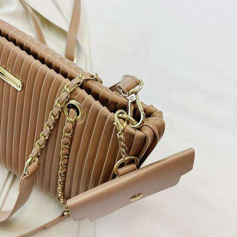 תיק צד קלאסי לנשים עם עיצוב קפלים ושרשרת אלגנטית