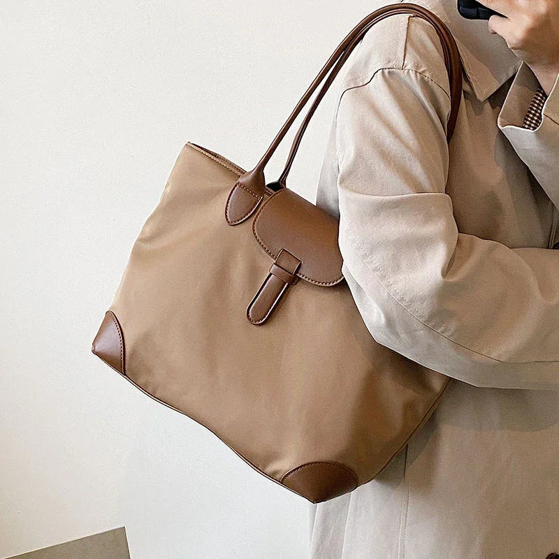 Everyday shoulder bag for women – classic, spacious and elegant