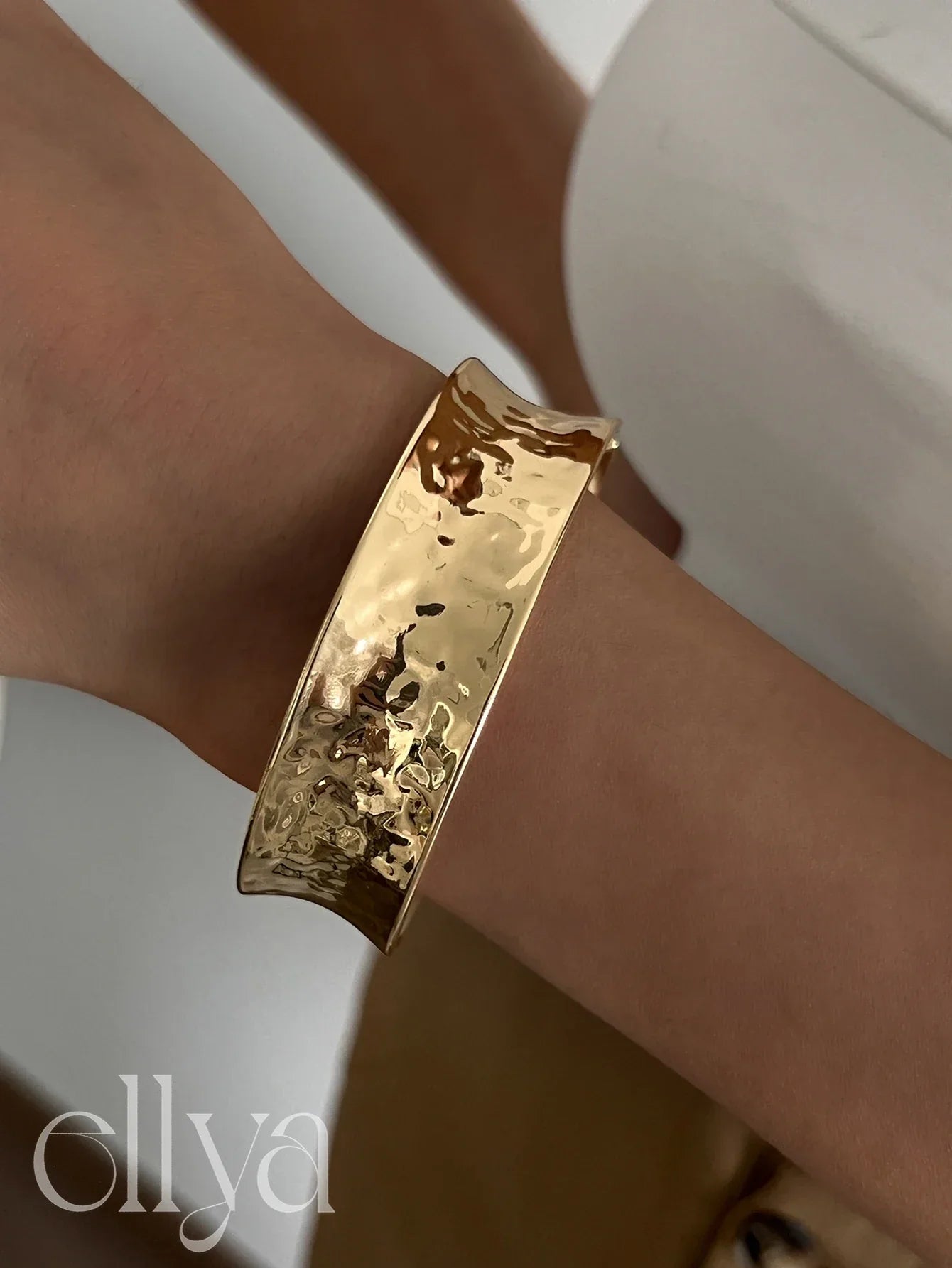 צמיד וינטג' לנשים – קפיץ מתכתי במראה ייחודי