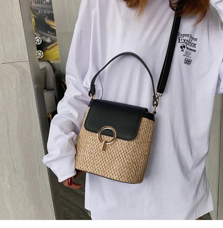 תיק קש עם מכסה עור ורצועת כתף מתכווננת